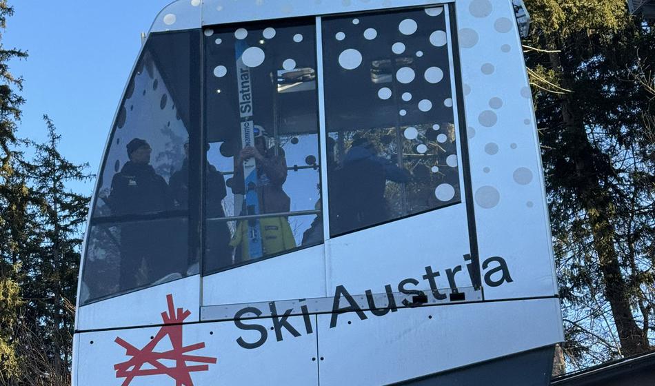 Drama na novoletni turneji: Skakalec z napisom na oknu prosil za pomoč