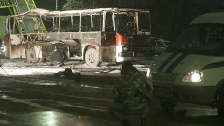 Bomba je popolnoma uničila avtobus.
