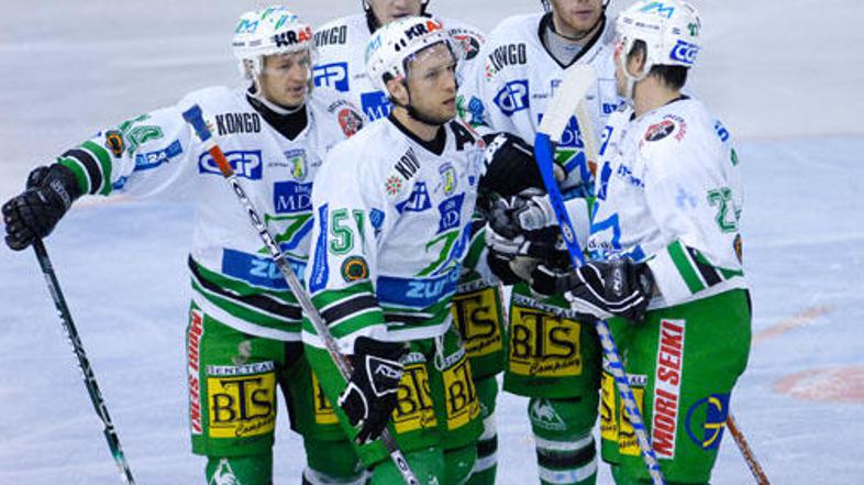 Hokejisti Olimpije vodijo proti ekipi Linza z 2:1 v zmagah.