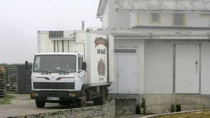 Pred obratom v Račah včeraj pozno popoldan ni bilo več ne policije ne inšpekcije