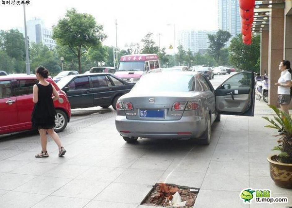 Девушка разбила машину. Случайно наехала на авто. Водитель китайского авто прикол. Паркуясь переехал ногу.