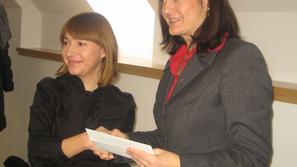Ravnateljica šole Natalija Petakovič (levo) je Andreji Luštek predala prispevek,