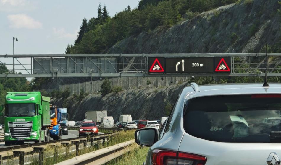 Huda nesreča, zaprli avtocesto, na delu tudi helikopter