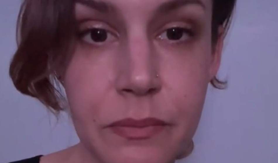 Pevka se je ponorčevala iz mladeniča, ki je tarnal, da je bil 34 ur brez toplega obroka