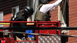 Policisti so razminirali stanovanje Jamesa Holmesa.