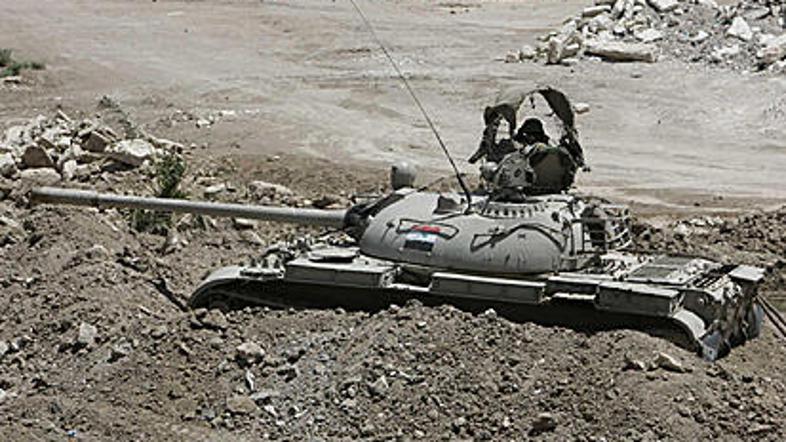 Iraški tank se je vkopal na vpadnici v mesto Majsan, kjer čakajo na iztek ultima
