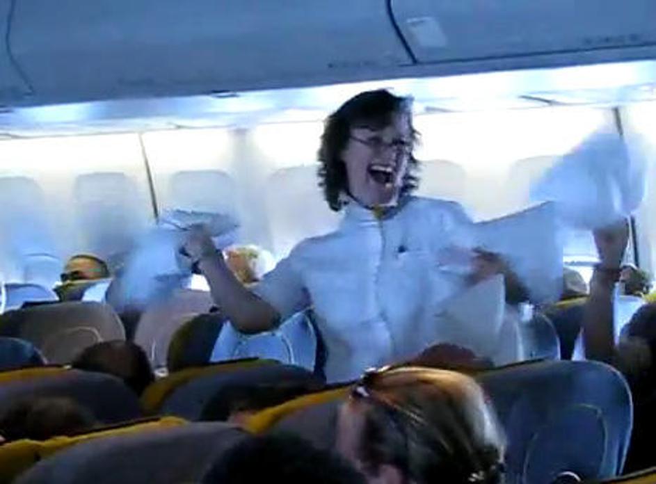 Stevardesa je poskrbela za zabavo na letalu. (Foto: YouTube)