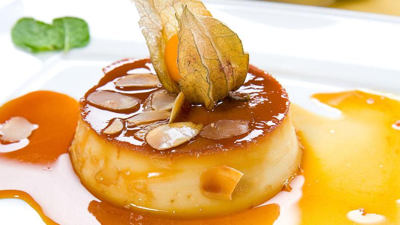 Vsi, ki obožujete sladko karamelo, lahko z njo kremo še dodatno prelijete. (Foto