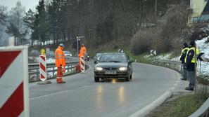 Delna zapora mosta, Medno