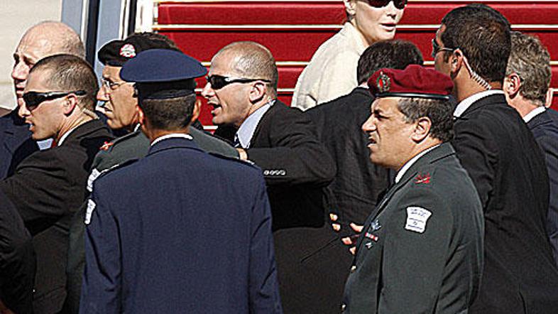 Trenutki panike, ko so varnostniki obkolili predsedniški par, prekinili slavnost