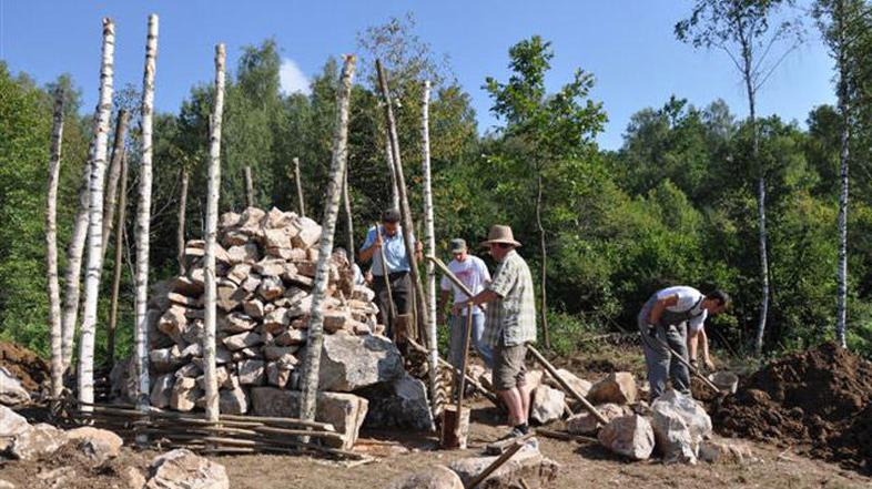 Za pridobivanje apna na star način je potrebno znanje in tudi velik fizični napo