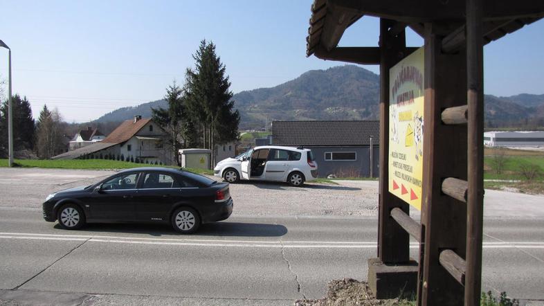 Regionalka seka Polico na dva dela. Edini prehod daleč naokrog je desno pod klan