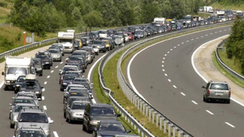 Tudi v takšnih kolonah velja ohraniti potrpežljivost. (Foto: Žurnal24)