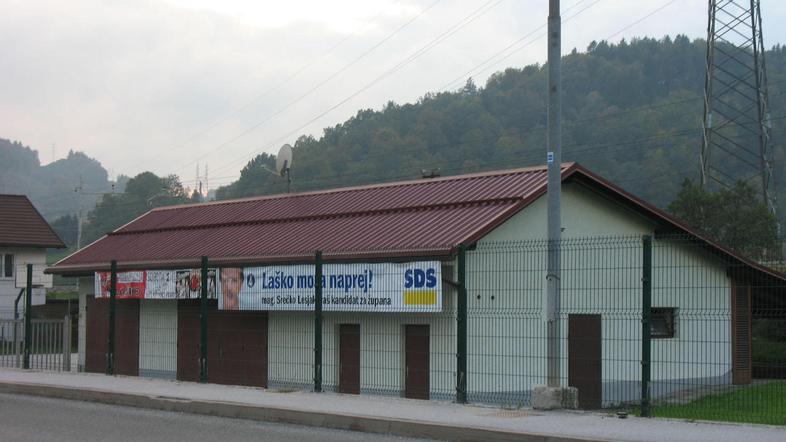 Tudi tega transparenta od včeraj ni več na muzeju elektroprenosa, ki je edini te