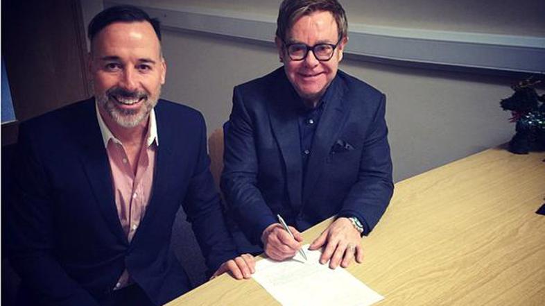 Elton John in David Furnish pred matičarjem