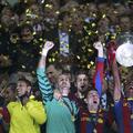 Eric Abidal (desno) je kot kapetan Barcelone dvignil pokal na Wembleyju. (Foto: 