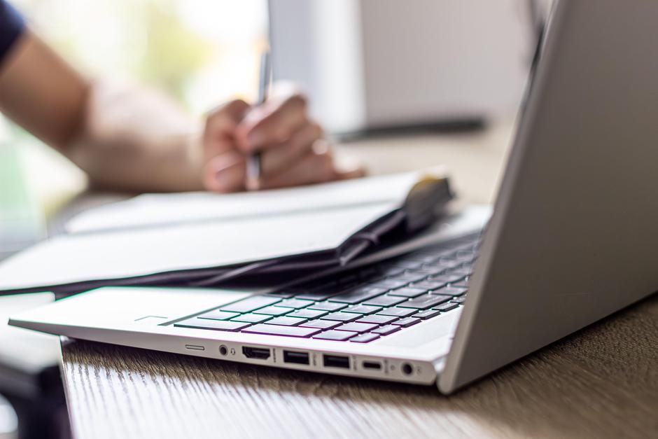 Računalnik in pisalo | Avtor: Profimedia