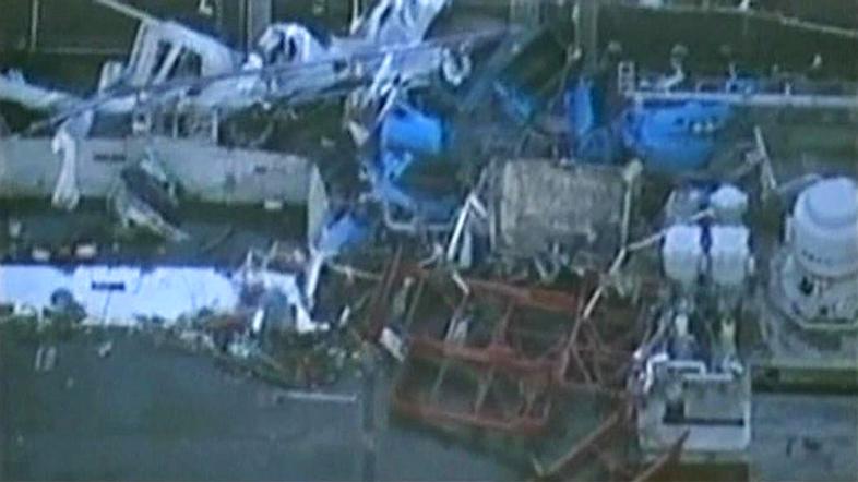 Posnetek iz zraka, ki je nastal neposredno po tem, ko se je umaknil cunami. (Fot