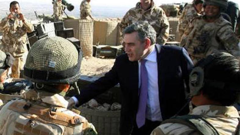 Britanski premier Gordon Brown je v Afgansitan prispel po krvavem napadu na brit