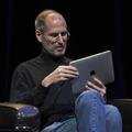 Steve Jobs z Applom, ki je mlademu ameriškemu paru dobesedno sveta stvar. (Foto: