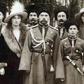 Družina Romanov s kozaki na fotografiji iz leta 1916.