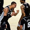 NBA zahodna konferenca, finale, San Antonio Spurs in Oklahoma City Thunder Victor Wembanyama se po tekmi veseli z Stephon Castle