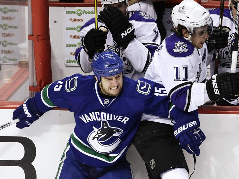 Branilci Vancouvra so dobro pazili na Anžeta Kopitarja. (Foto: Reuters)