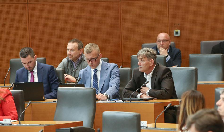 "To je brutalen razredni pljunek v obraz vsakemu delovnemu človeku!"