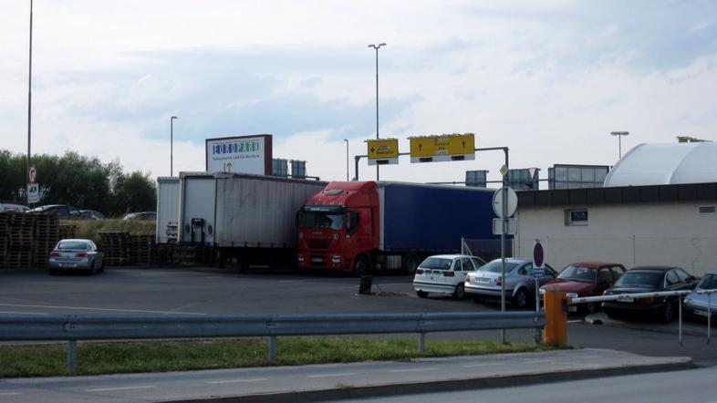 Vozniki tovornjakov opozarjajo na slabe razmere.