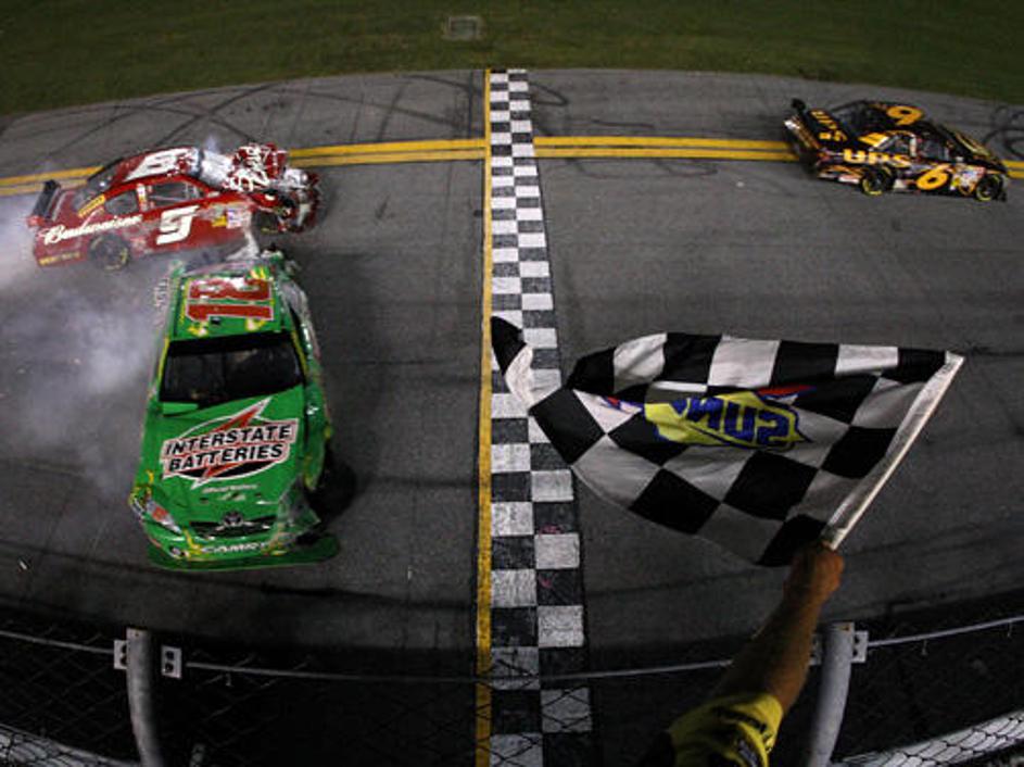 Busch je po hudi nesreči in trčenju v zid vendarle odrsel čez ciljno črto in bil