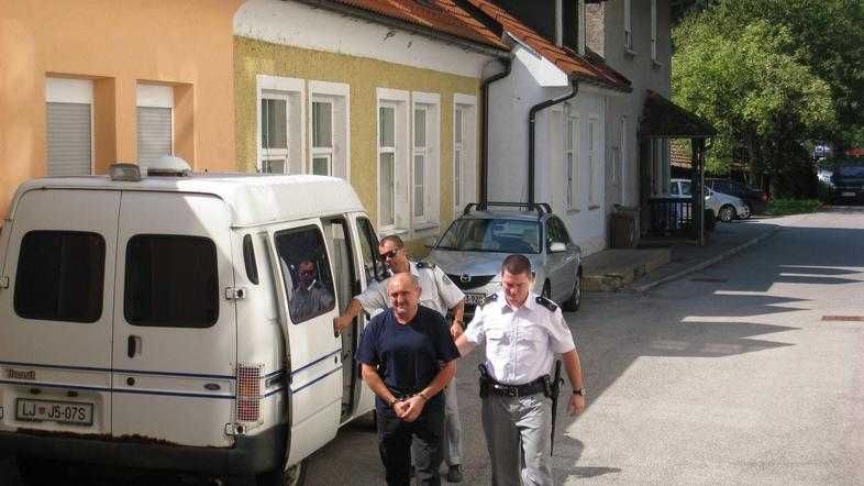 Iz pripora so ga pripeljali v lisicah, s sodišča pa se je svoboden odpravil k dr