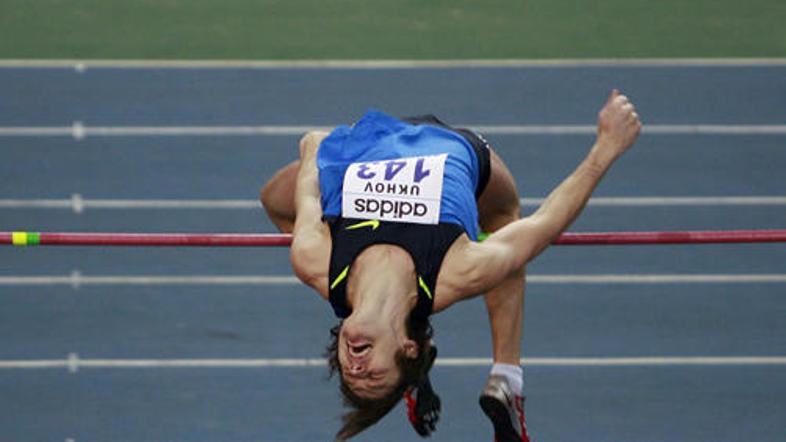 Ivan Uhov se je v Atenah svetovnemu dvoranskemu rekordu približal na tri centime