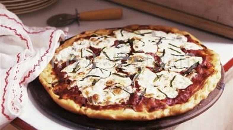 Sir mocarela se postreže s svežim paradižnikom in baziliko ter slovi po vsem sve