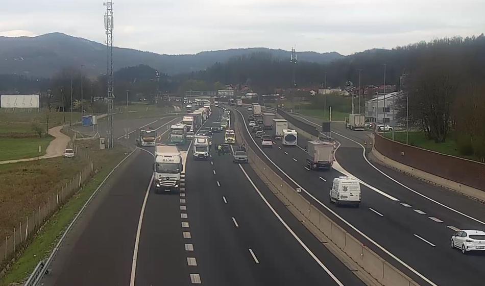 Nesreča na avtocesti, dva pasova zaprta