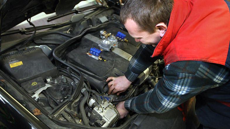 Bojazen, da so pri naletu in posledičnem izlitju goriva tovrstni sistemi nevarni