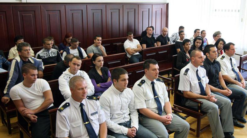 Svojci in prijatelji Dejana Savića (levo) in Stanka Radojevića (desno) običajno 