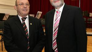 "Franc Donko zelo dobro dela, ne nasedajte povzročitelju nasilja," je dejal Jože