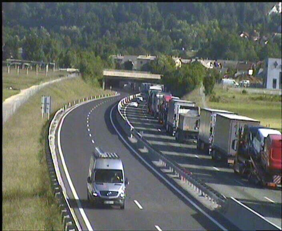 Kolone tovornjakov | Avtor: PIC