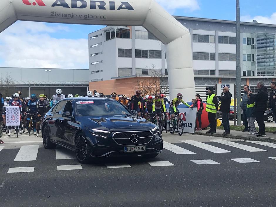 Spremjevalna vozila na kolesarski dirki po Sloveniji | Avtor: Emil Frey