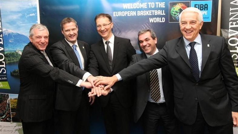 Takole je Zanolin (skrajno desno) skupaj s slovensko delegacijo stisnil roke v M