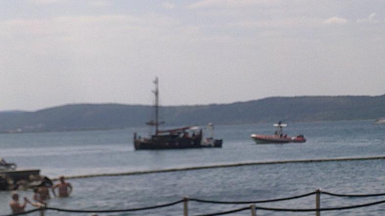 Ladja preblizu kopalcev 