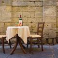 Čaka pogrnjena miza v Toskani ...