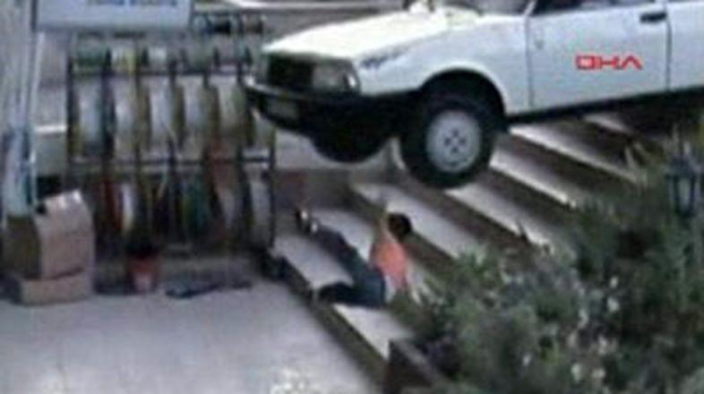 Štiriletni deček je po tem, ko ga je zbil in skoraj zmečkal avto, proč odkorakal