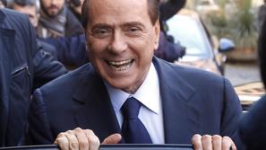 Silviu Berlusconiju se smeje kljub temu, da bo moral 6. aprila stopiti pred sodi