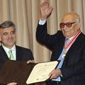 Yasar Kemal je prestižno nagrado prejel od turškega predsednika Abdullaha Gula (