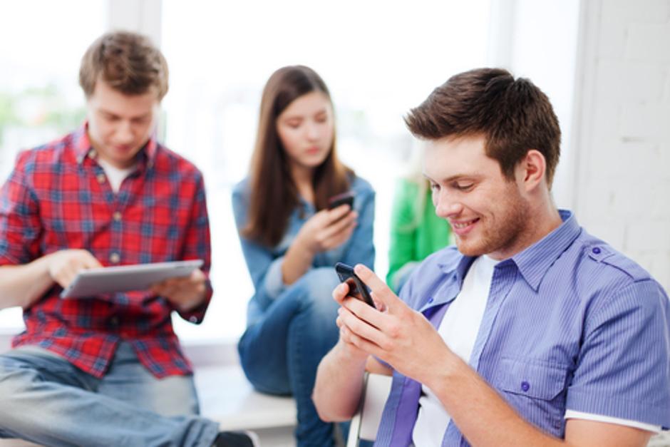 najstniki naprave igranje telefon | Avtor: Shutterstock