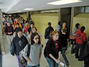 dijaki na šolskem hodniku med odmorom