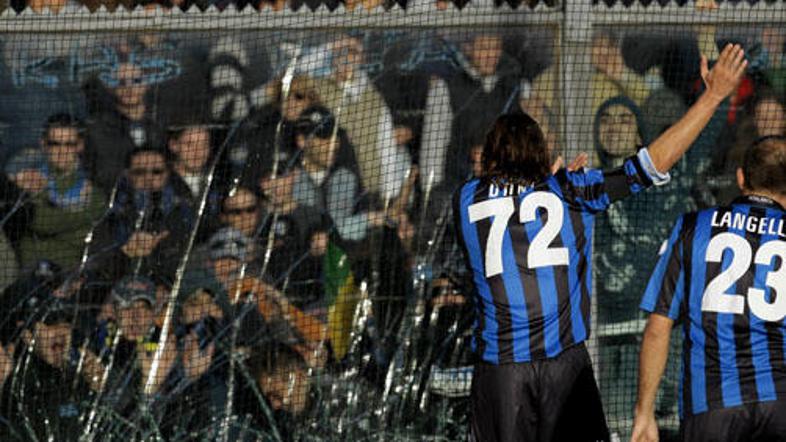 Atalantin kapetan Cristiano Doni poskuša pomiriti navijače.