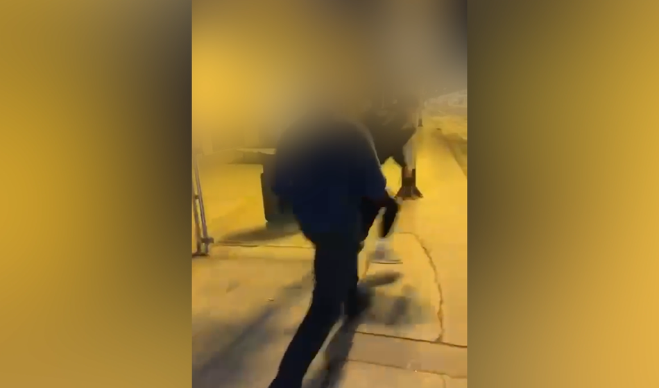 Grozljivi prizori: Varnostnik brutalno pretepel mladeniča