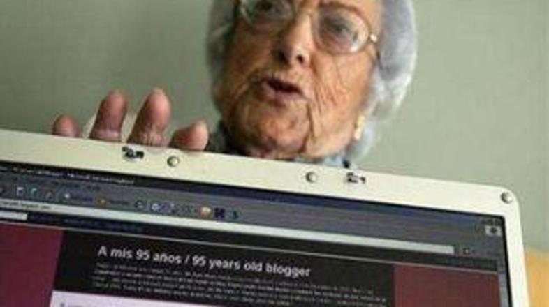 Mario Lopez so njeni občudovalci imenovali za blogersko babico. Po novici o njen